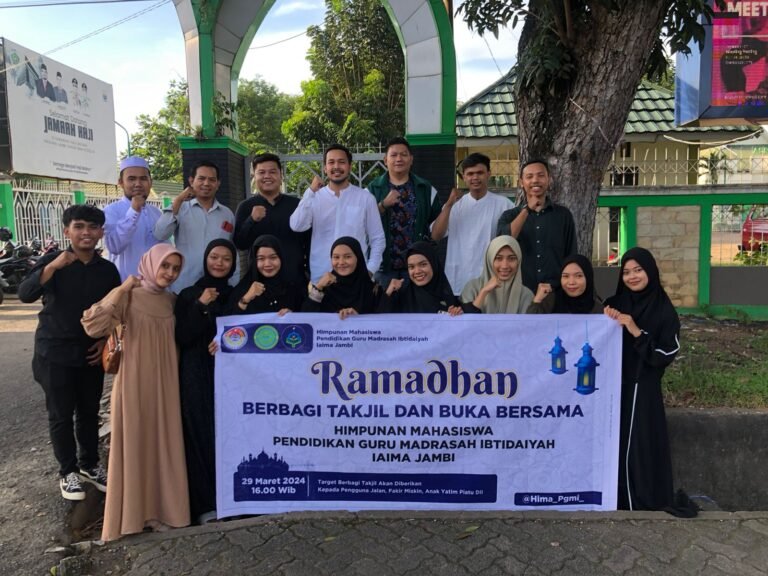 Himpunan Mahasiswa PGMI dan Ketua Prodi Bagi-bagi 500 Takjil di Kota Baru Jambi