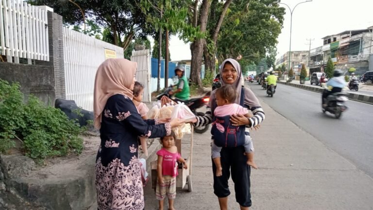Kampus IAIMA Jambi Bagi-bagi Takjil dan Brosur Penerimaan Mahasiswa Baru