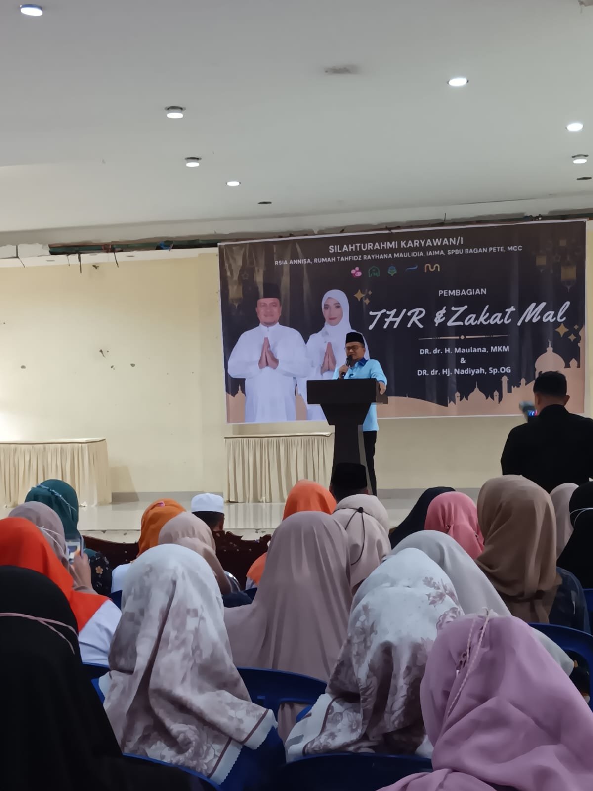 Pendiri Institut Agama Islam Muhammad Azim Jambi Bagikan Zakat Mal dan THR kepada 500 Karyawan/I